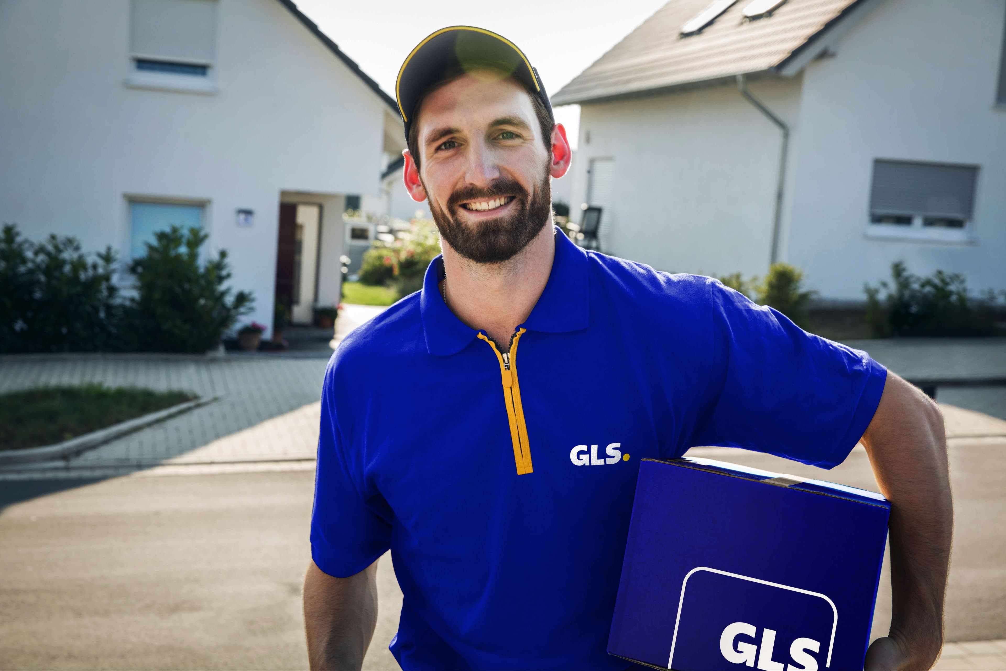 Kurýr GLS předává zásilku zákaznici