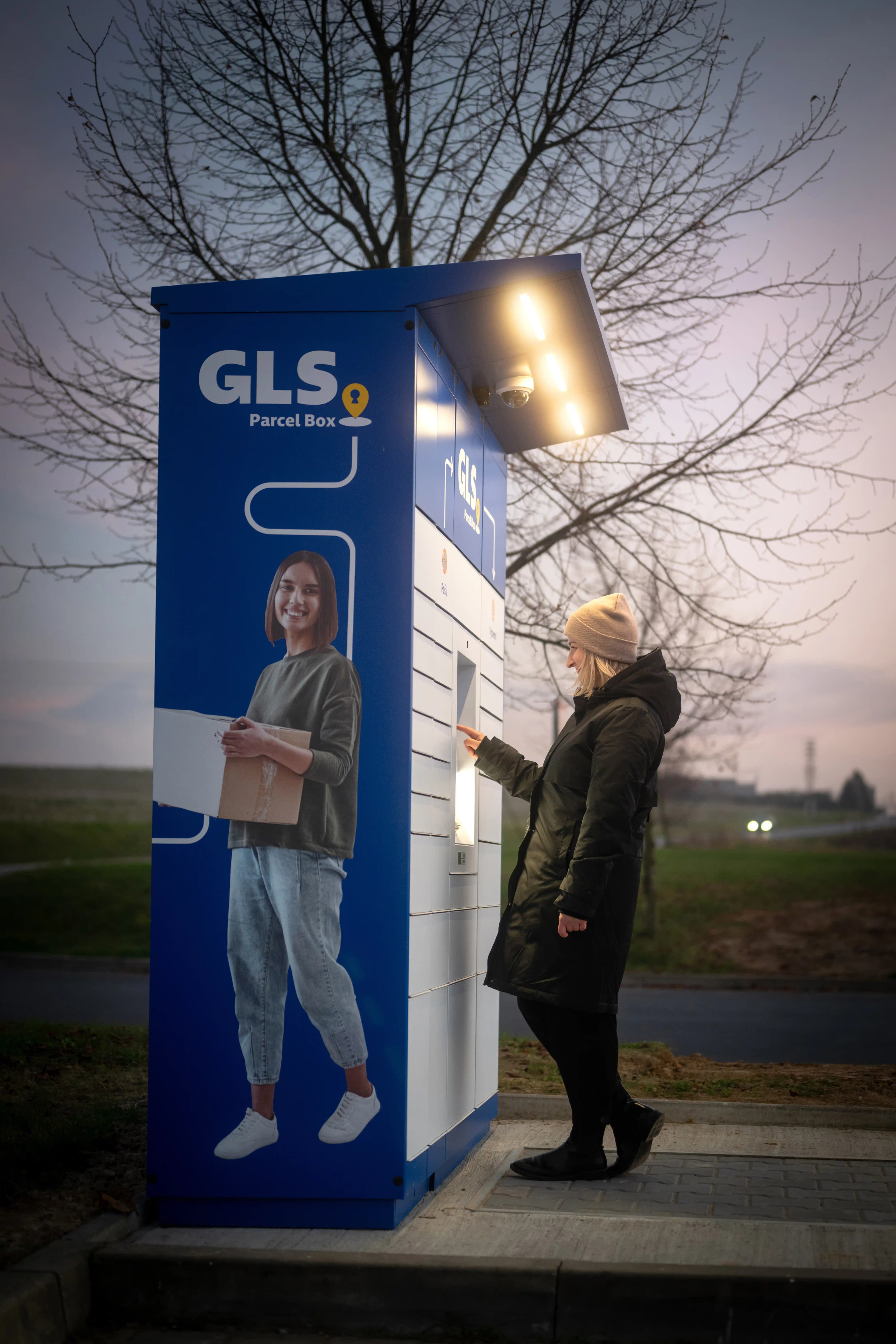 Zákaznice vyzvedává zásilku v GLS Parcel Boxu